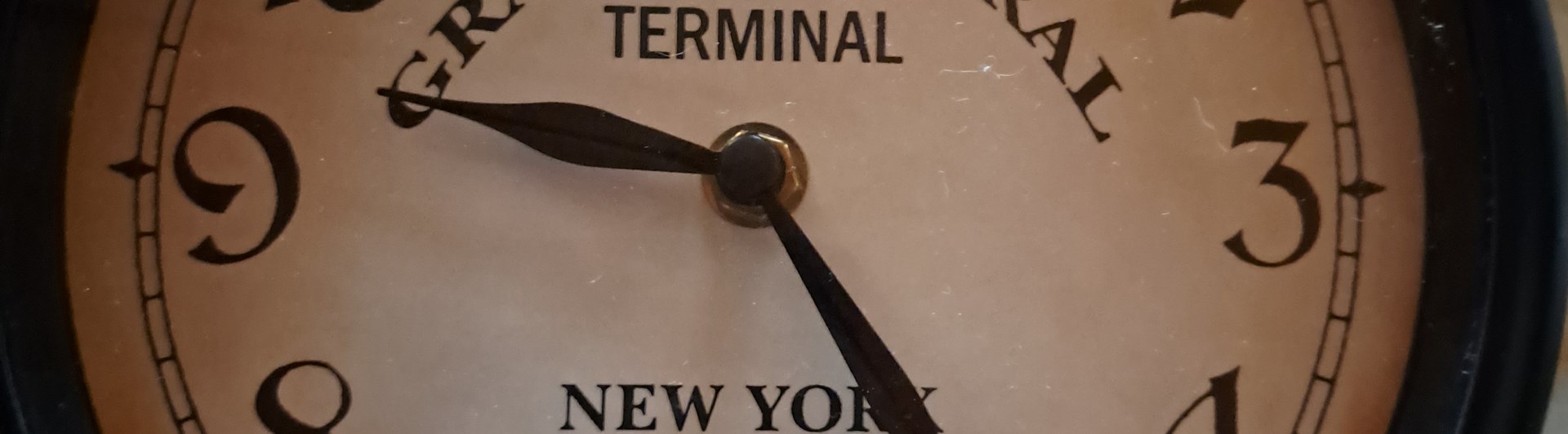 Klocka som visar fem i halv tio