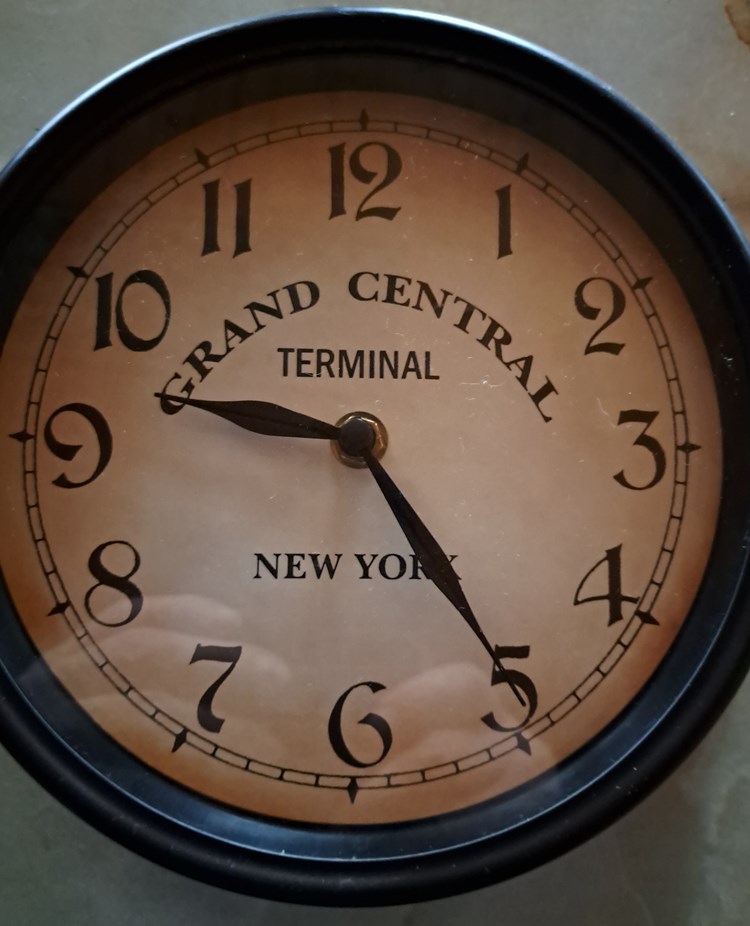 Klocka som visar fem i halv tio