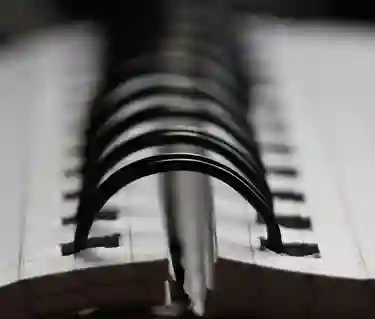 Bild som visar en svart vit spiral på ett spiralblock.