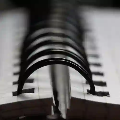 Bild som visar en svart vit spiral på ett spiralblock.