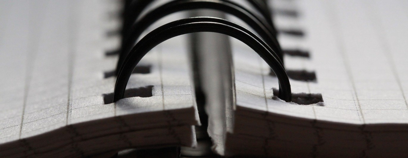 Bild som visar en svart vit spiral på ett spiralblock.