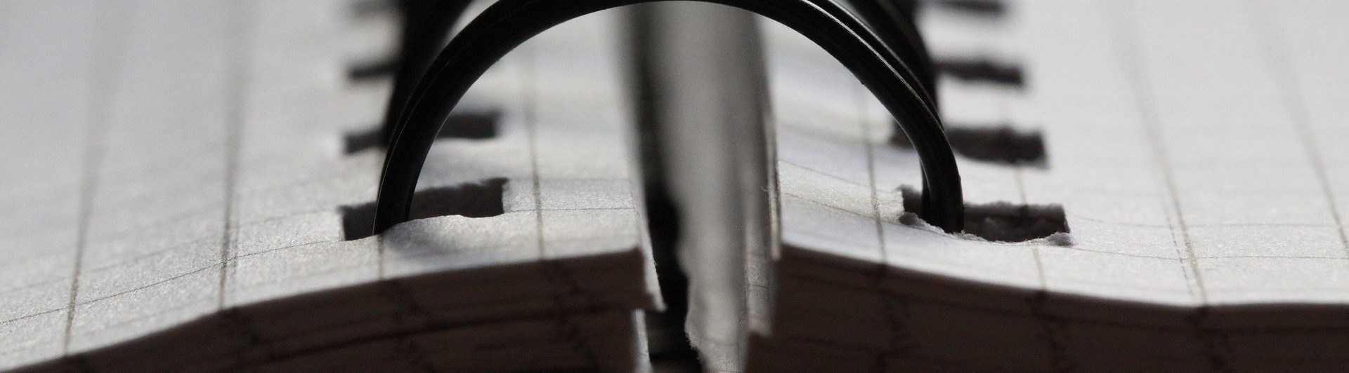 Bild som visar en svart vit spiral på ett spiralblock.