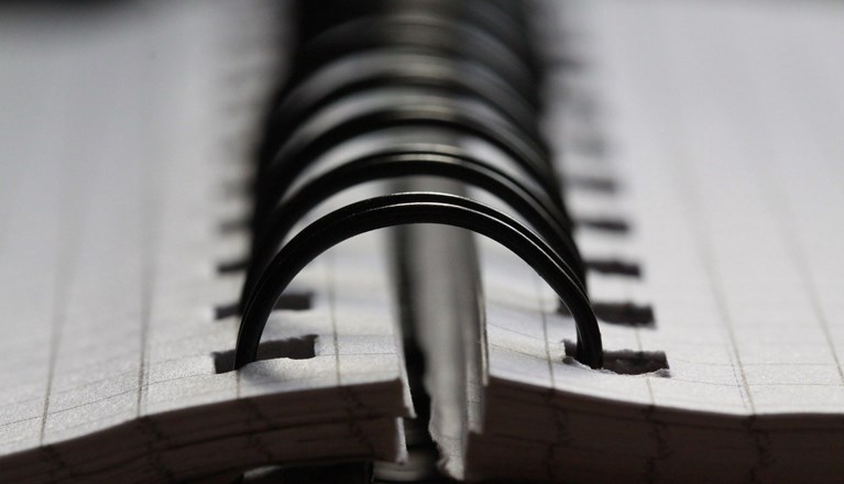 Bild som visar en svart vit spiral på ett spiralblock.