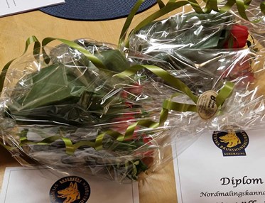 Bild på två blombuketter