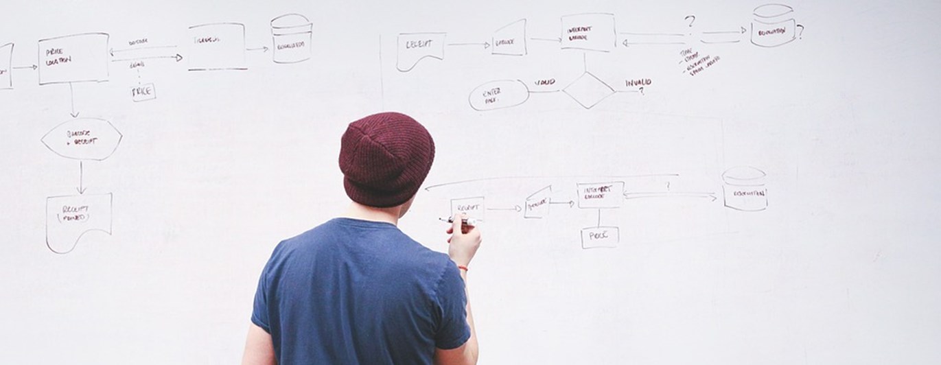 man vid whiteboardtavla