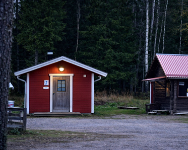 I det röda huset bredvid klubbstugan finns två uppvärmda toaletter. Här finns även tillgång till en dusch.