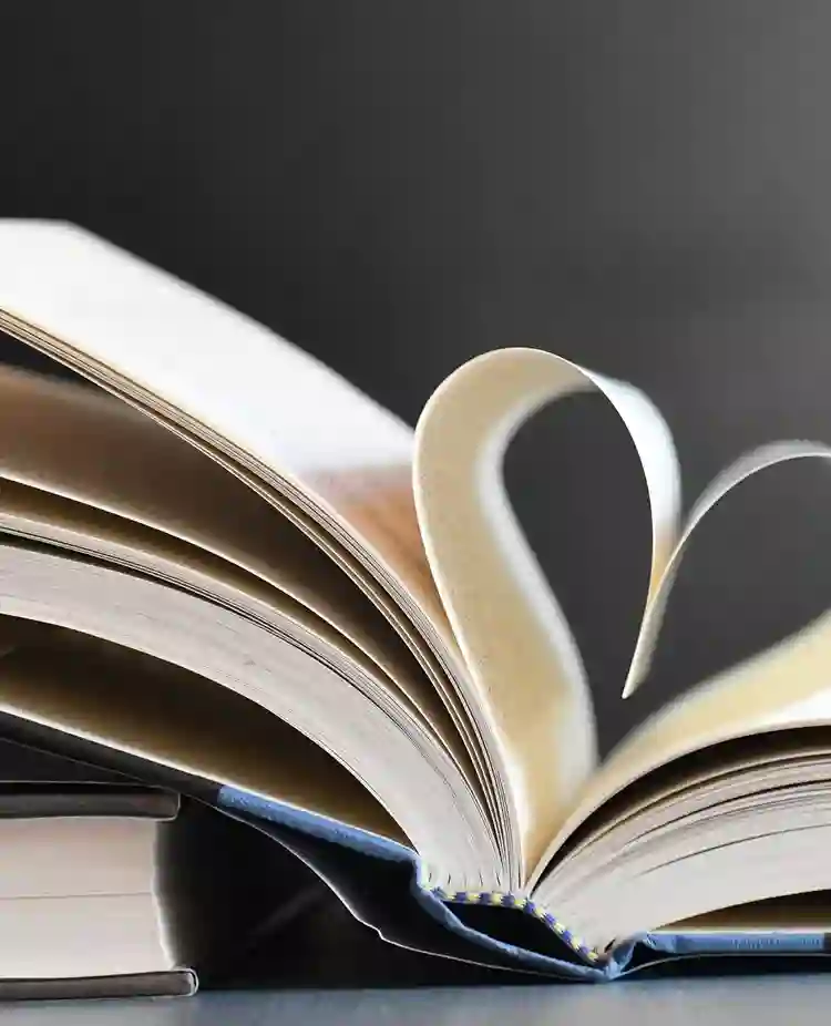Bild som visar en uppslagen bok vars sidor formar ett hjärta.