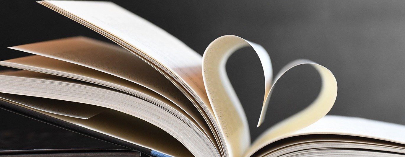 Bild som visar en uppslagen bok vars sidor formar ett hjärta.