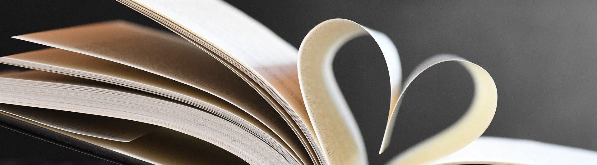 Bild som visar en uppslagen bok vars sidor formar ett hjärta.