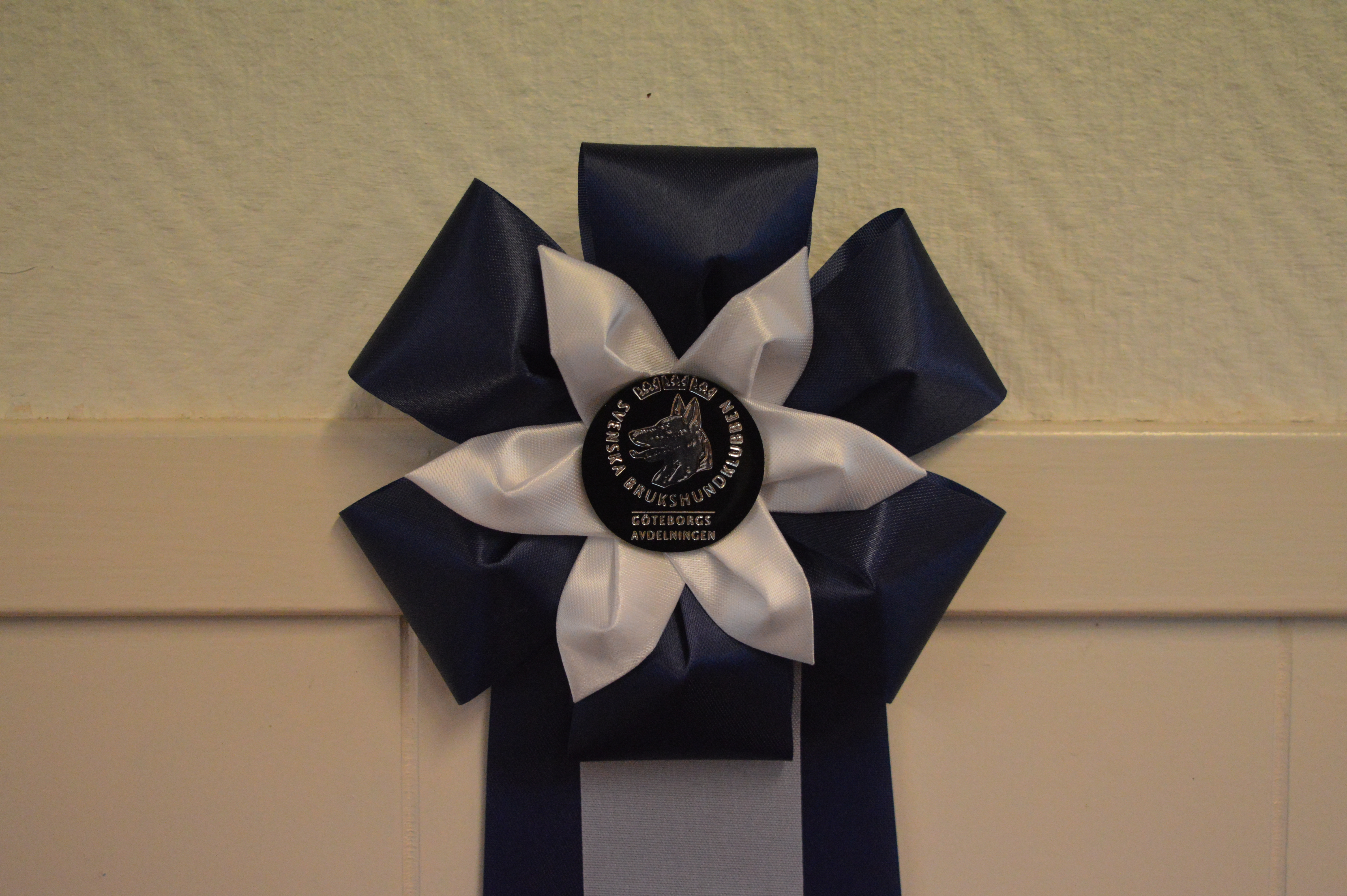 Bild på en rosett som tilldelas vinnaren av årets ekipage