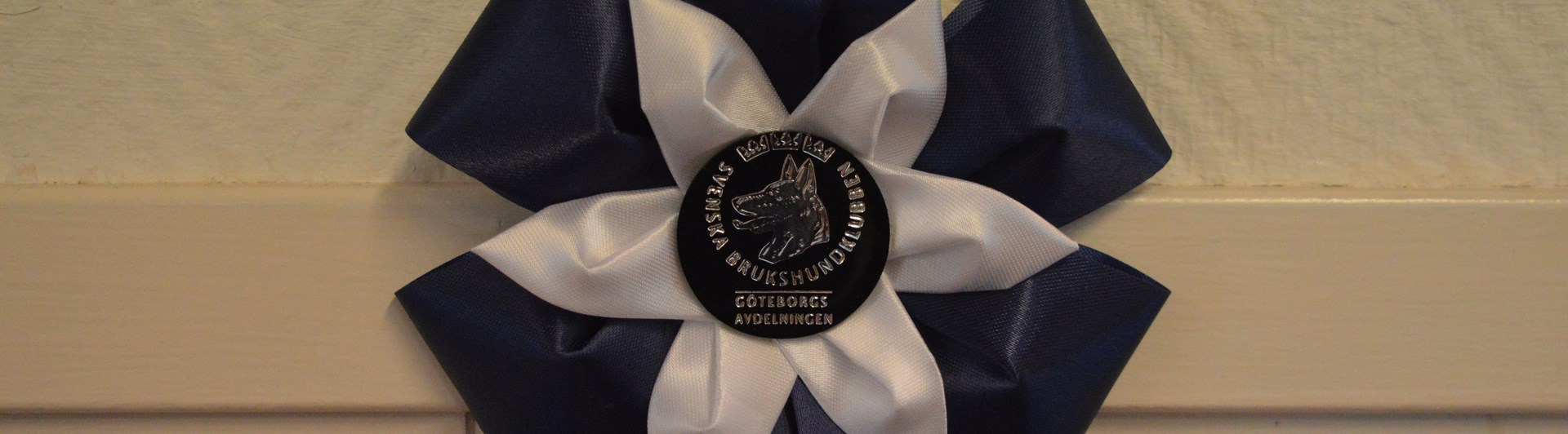 Bild på en rosett som tilldelas vinnaren av årets ekipage