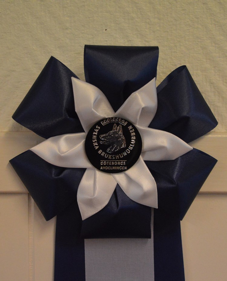 Bild på en rosett som tilldelas vinnaren av årets ekipage