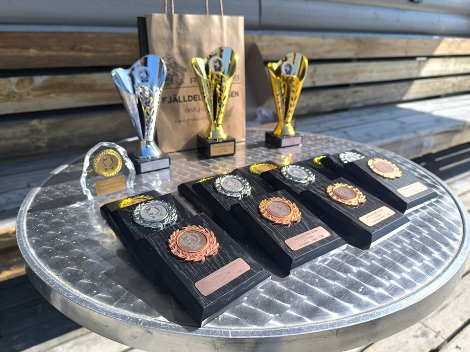 Priser till tävlande i Tänndalssniffens Nose Worktävlingar.