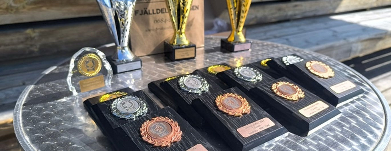 Priser till tävlande i Tänndalssniffens Nose Worktävlingar.