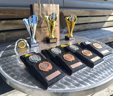 Priser till tävlande i Tänndalssniffens Nose Worktävlingar.