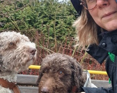 Bild på Sanna Brandt och hennes två hundar.