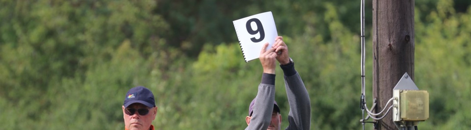 Bruksdomare med skylt "9" samt skrivare