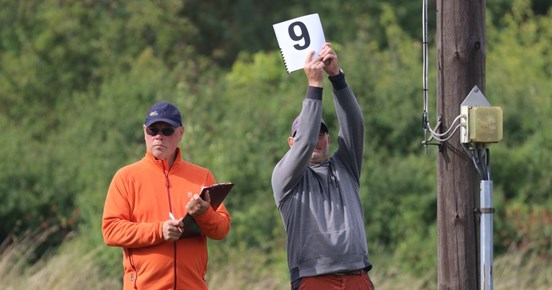 Bruksdomare med skylt "9" samt skrivare