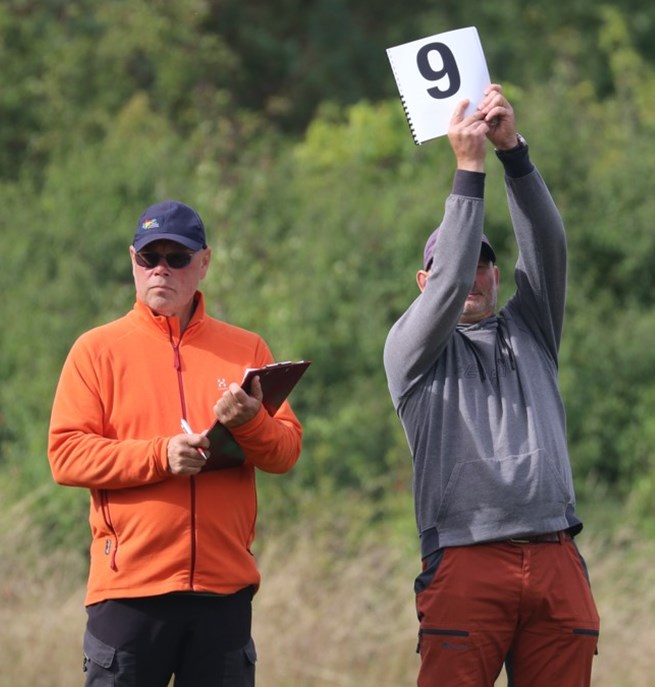 Bruksdomare med skylt "9" samt skrivare