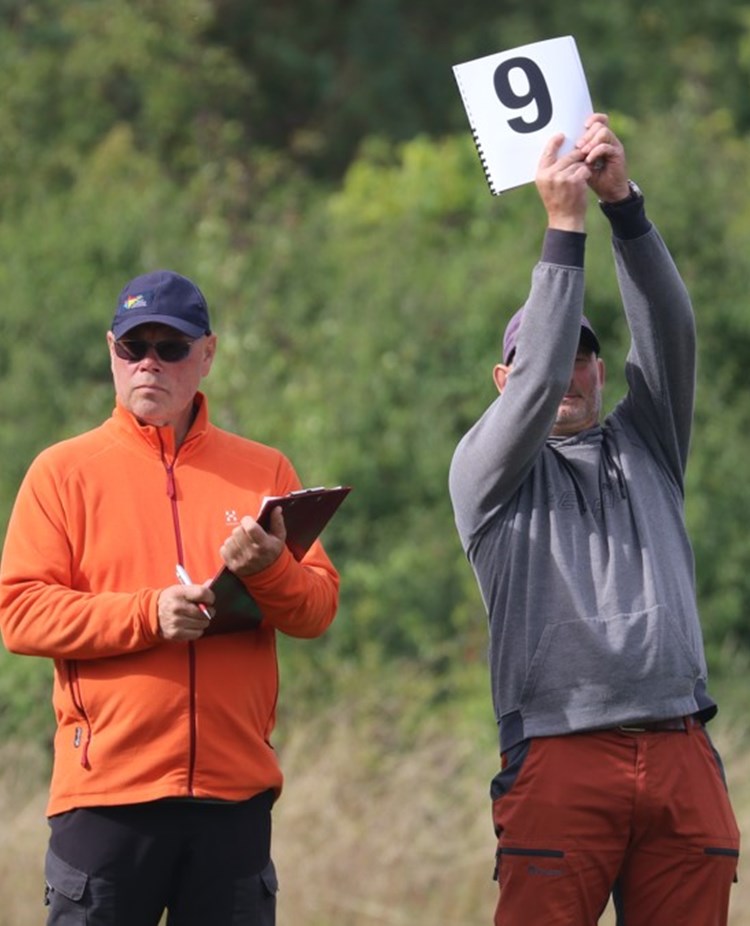 Bruksdomare med skylt "9" samt skrivare