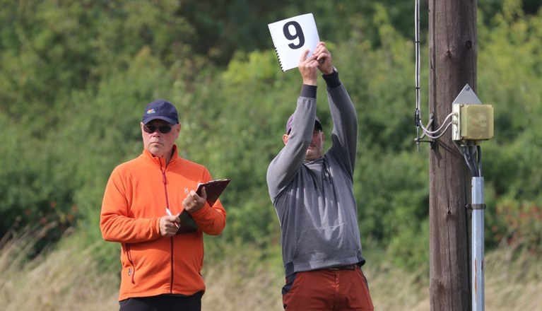 Bruksdomare med skylt "9" samt skrivare