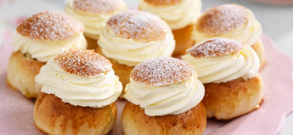 Bild på flera semlor ett bakverk
