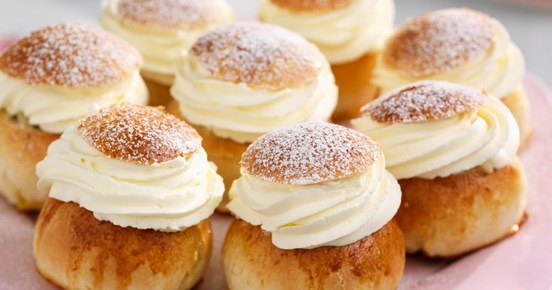 Bild på flera semlor ett bakverk