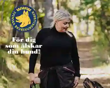 Interaktiva broschyr om Svenska Brukshundklubben, bild framifrån på en kvinna i svarta kläder som tittar ner på sin rottweiler vid hennes vänstra sida