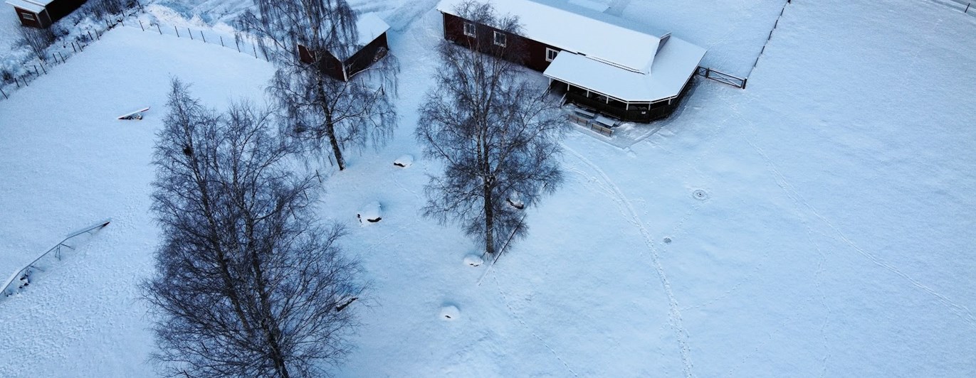 Drönarbild på vintrigt Töreboda Brukshundklubb