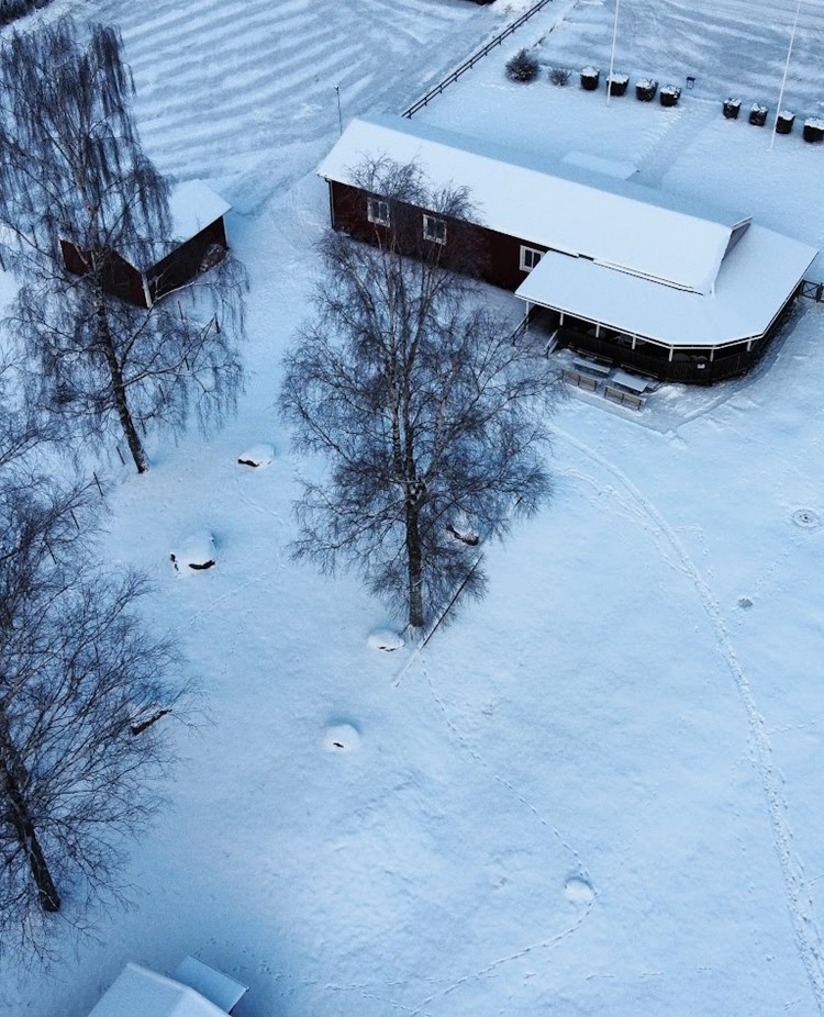 Drönarbild på vintrigt Töreboda Brukshundklubb