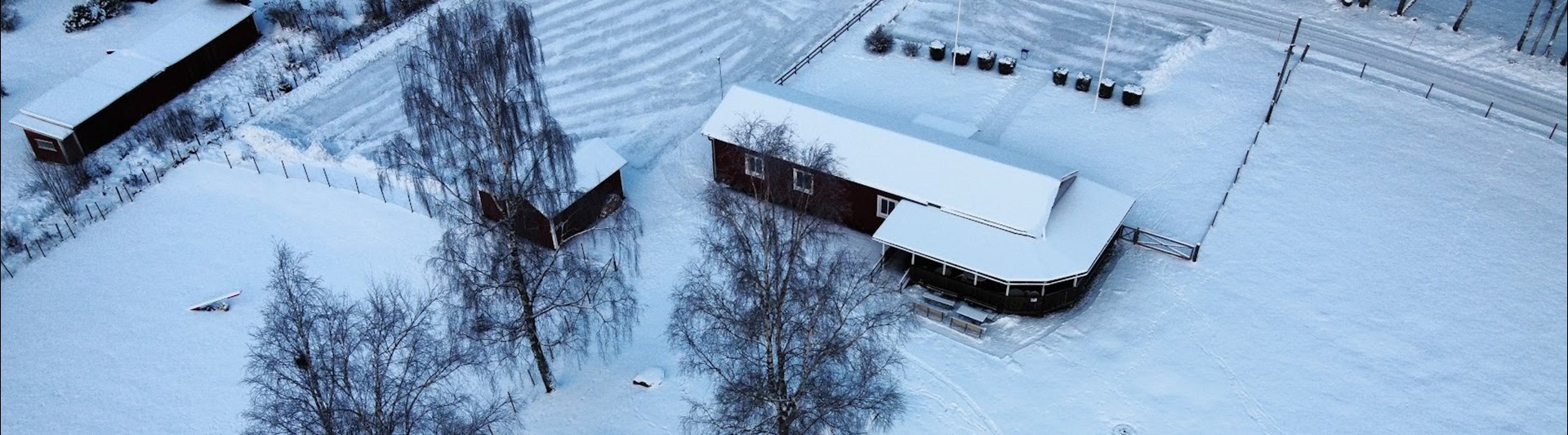 Drönarbild på vintrigt Töreboda Brukshundklubb