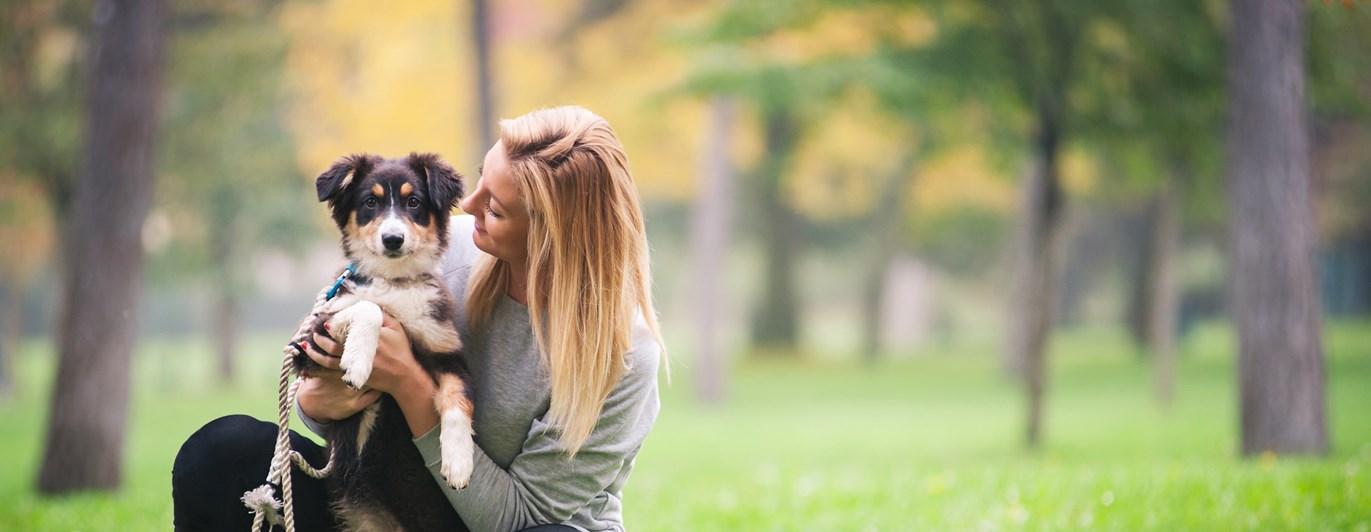 Kvinna med valp i en park