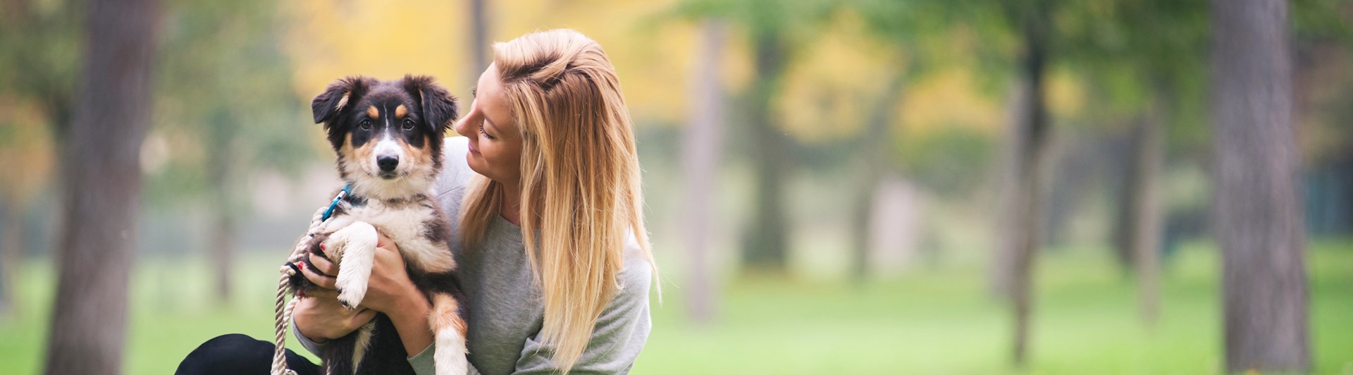 Kvinna med valp i en park