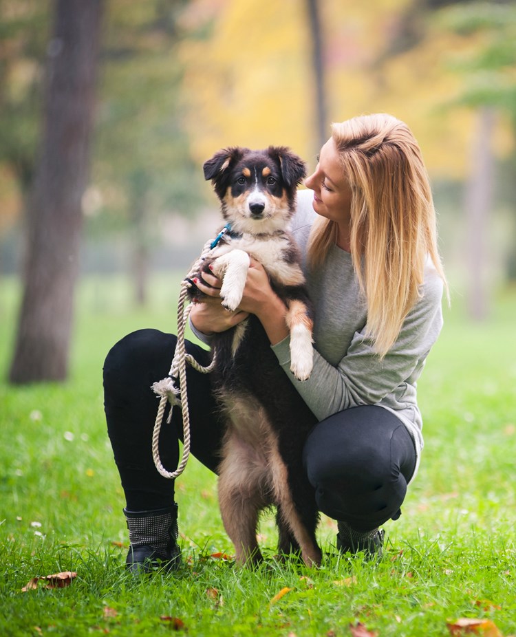 Kvinna med valp i en park