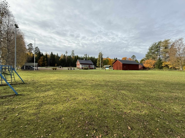 Appellplanen samt en röd klubbstuga.