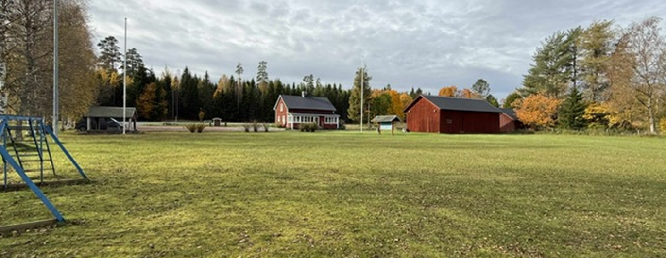 Appellplanen samt en röd klubbstuga.