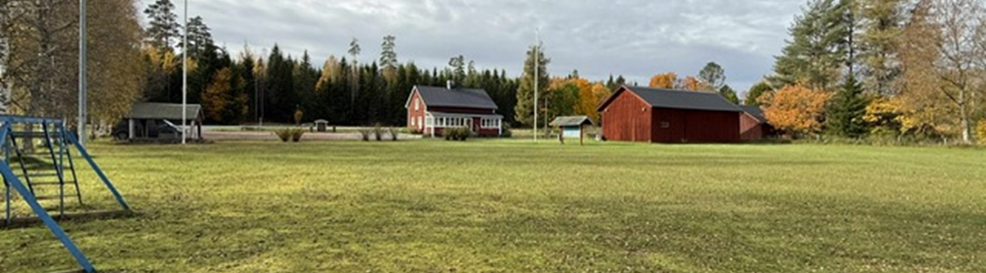 Appellplanen samt en röd klubbstuga.