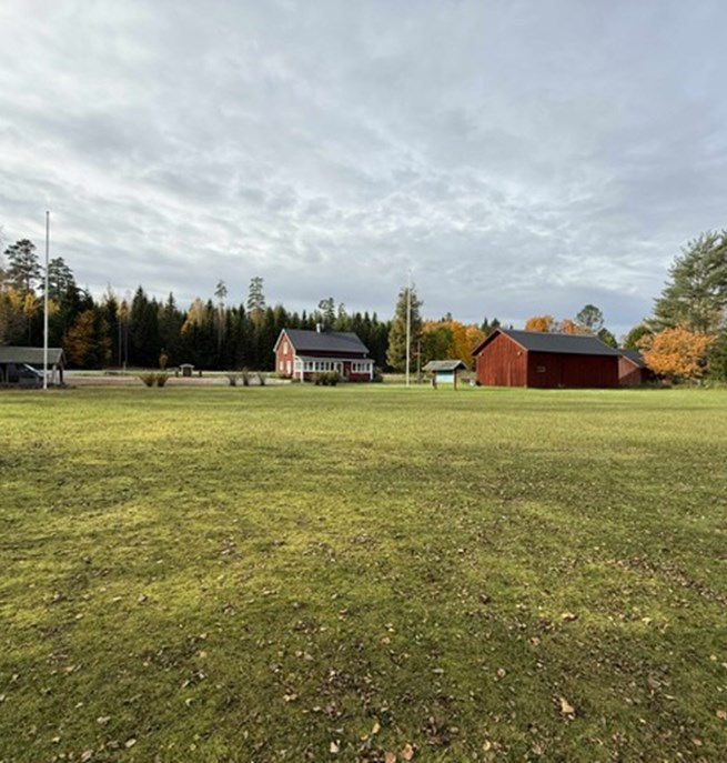 Appellplanen samt en röd klubbstuga.