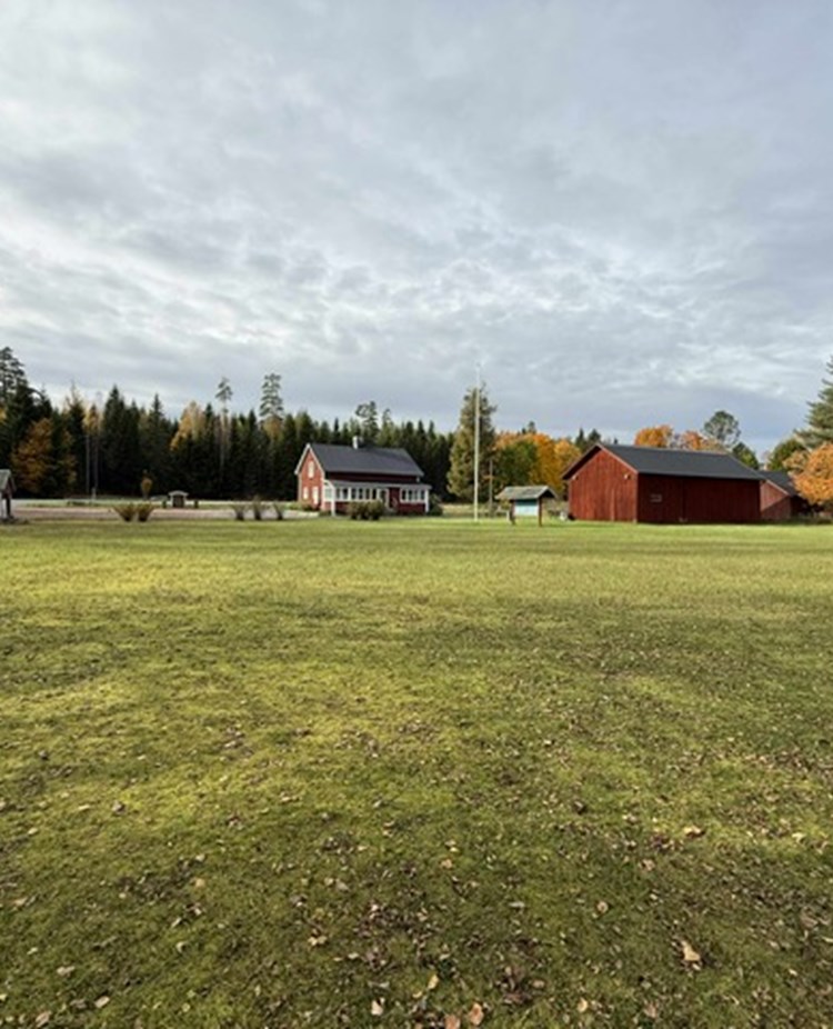 Appellplanen samt en röd klubbstuga.