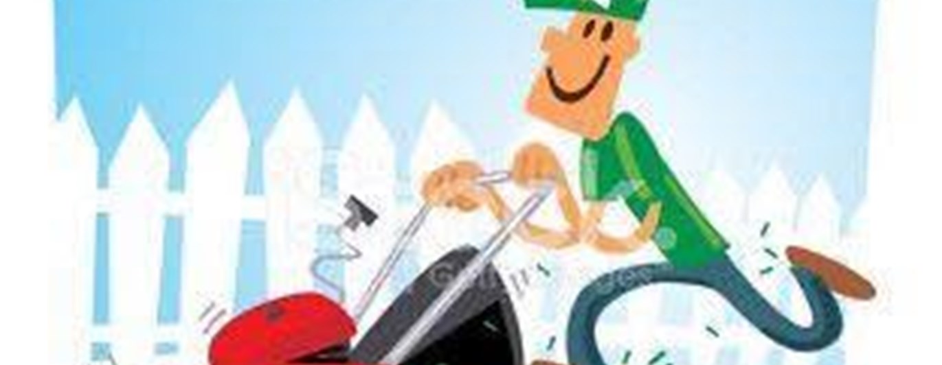 person som klipper gräs