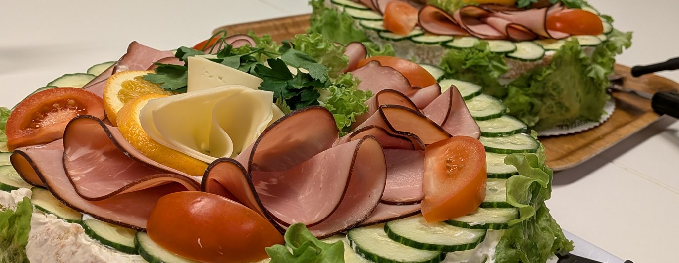 Bild på två smörgåstårtor