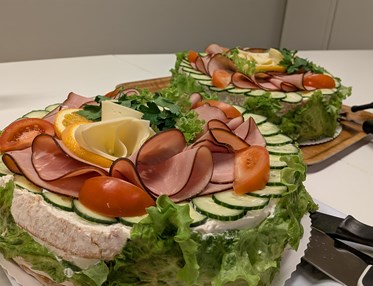 Bild på två smörgåstårtor