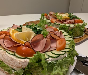 Bild på två smörgåstårtor