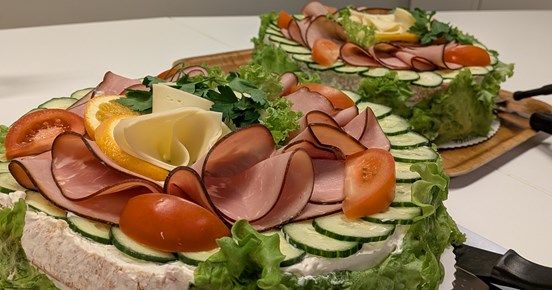 Bild på två smörgåstårtor