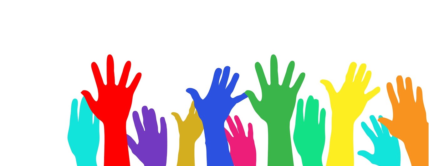 Händer som sträcks upp i luften