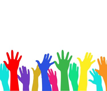 Händer som sträcks upp i luften