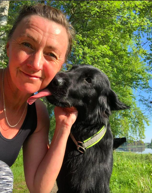 Tjej och flatcoated retriver 