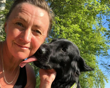 Tjej och flatcoated retriver