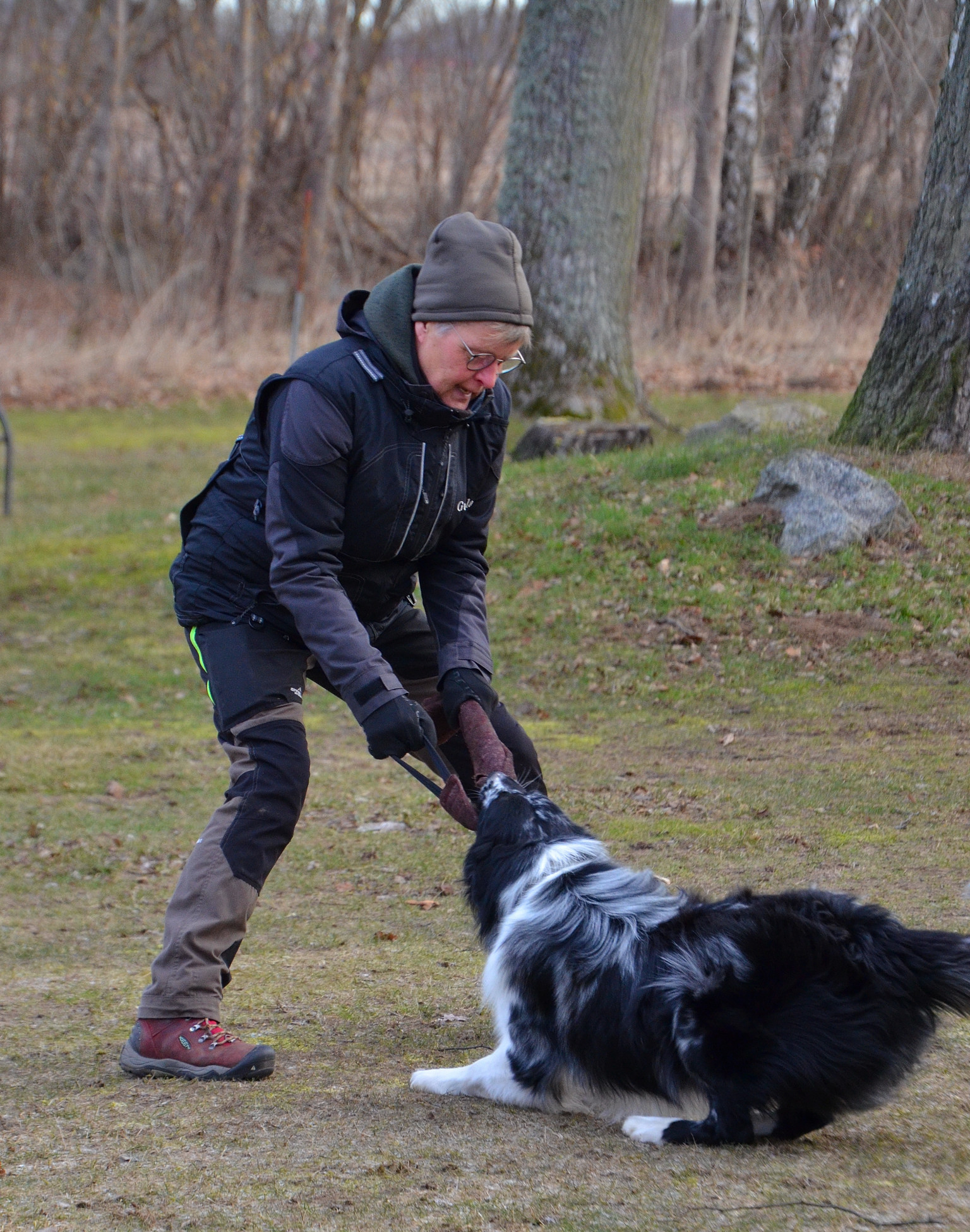 Hund och testledare vid mentalprov