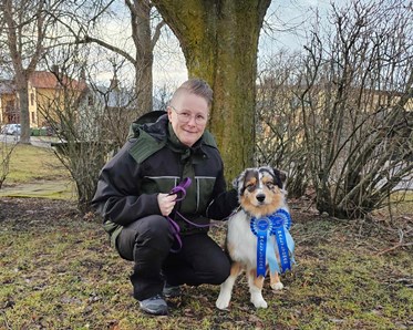 Förare med hund och deras prisrosetter
